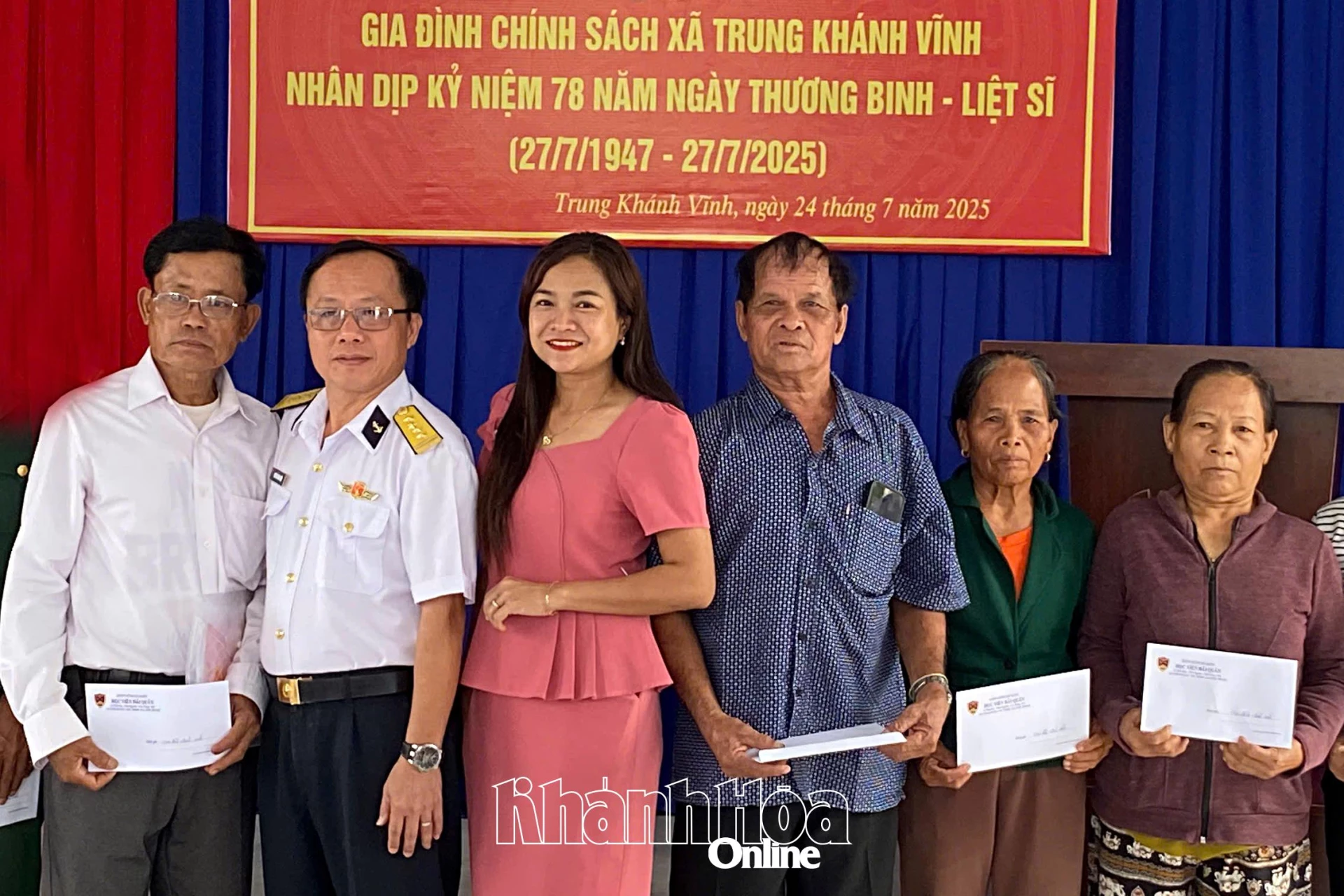 Tặng quà cho các gia đình thương binh, liệt sĩ, thân nhân người có công với cách mạng trên địa bàn xã Trung Khánh Vĩnh.