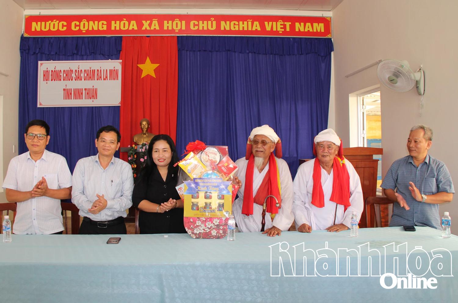 Lãnh đạo Sở Dân tộc và Tôn giáo thăm, tặng quà tại Hội đồng Sư cả Hồi giáo Bàni.