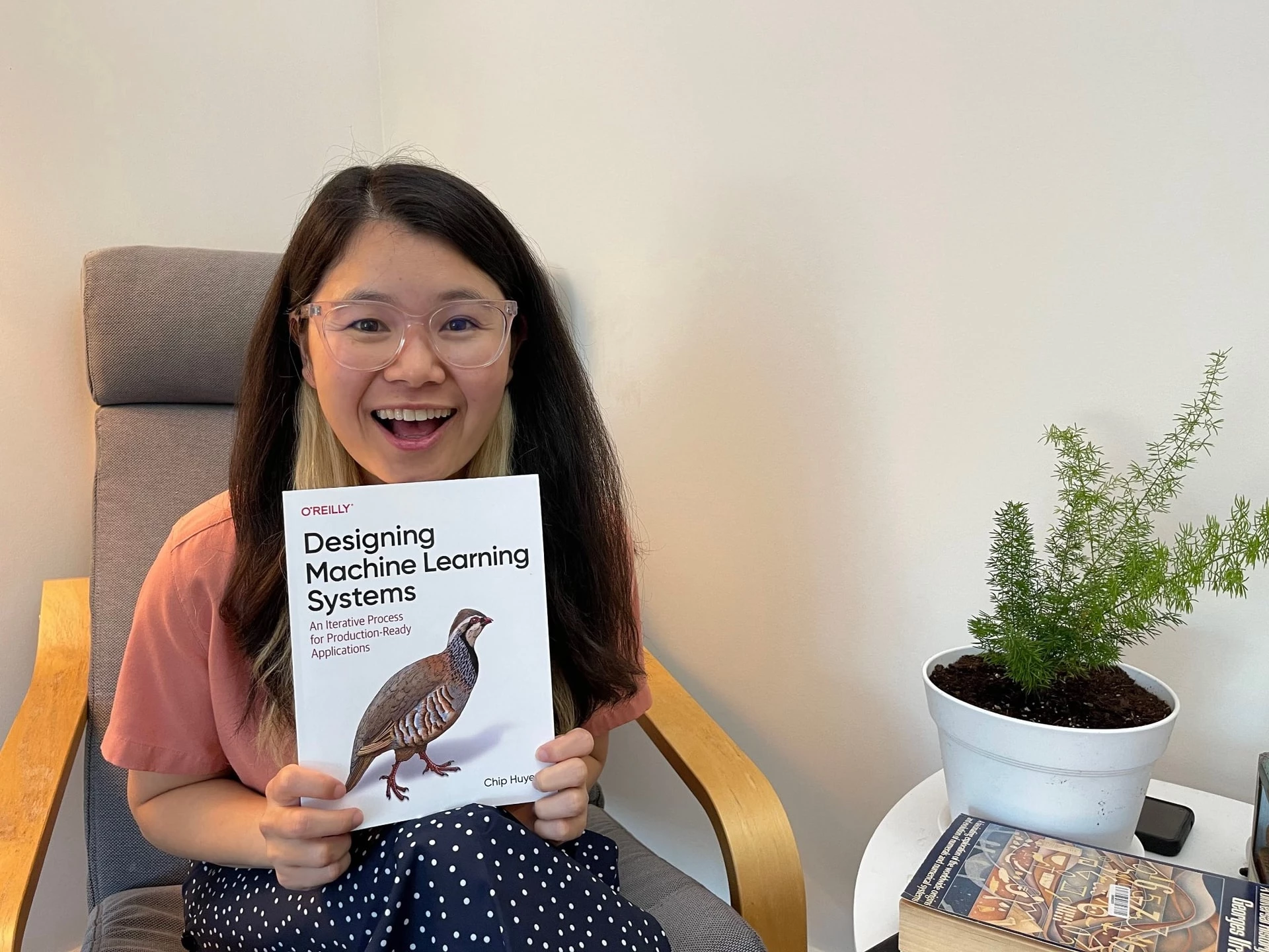 Tác giả Huyền Chip và cuốn sách về thiết kế hệ thống học máy. Ảnh: Nhã Nam