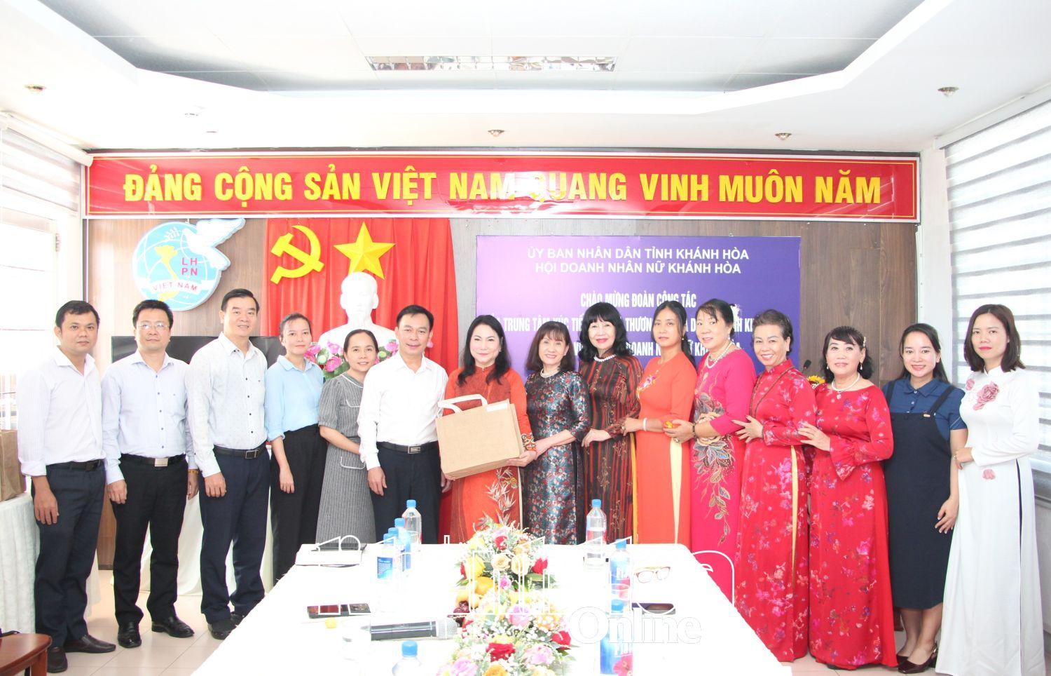 Lãnh đạo Trung tâm Xúc tiến Đầu tư, Thương mại và Du lịch tỉnh trao quà và chụp ảnh lưu niệm với Hội Doanh nhân nữ tỉnh.