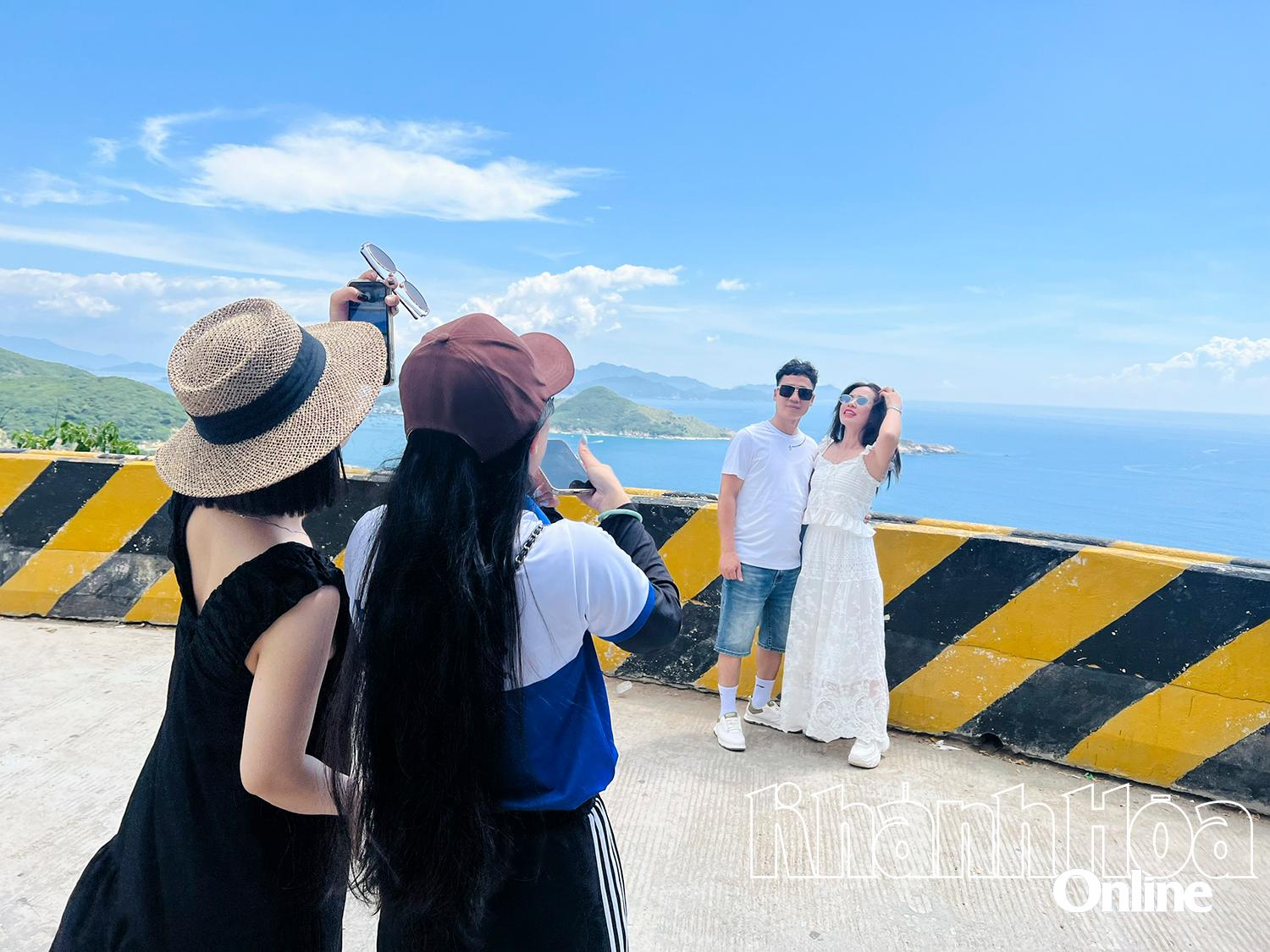 Tourists took photos checking in on Vinh Hy Pass.