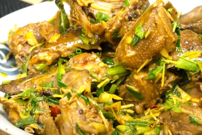 Bồ câu xào rau răm