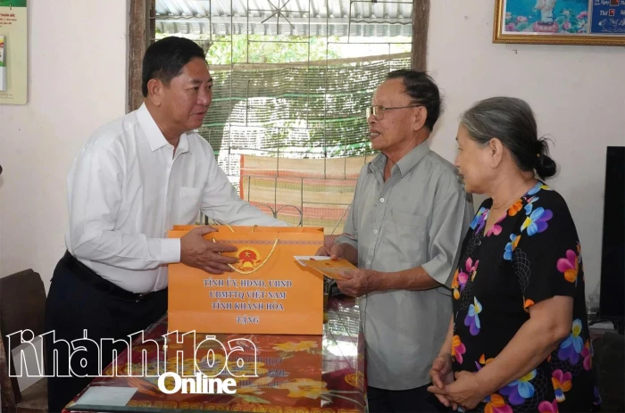 Chủ tịch UBND tỉnh Trần Quốc Nam thăm, tặng quà các gia đình người có công