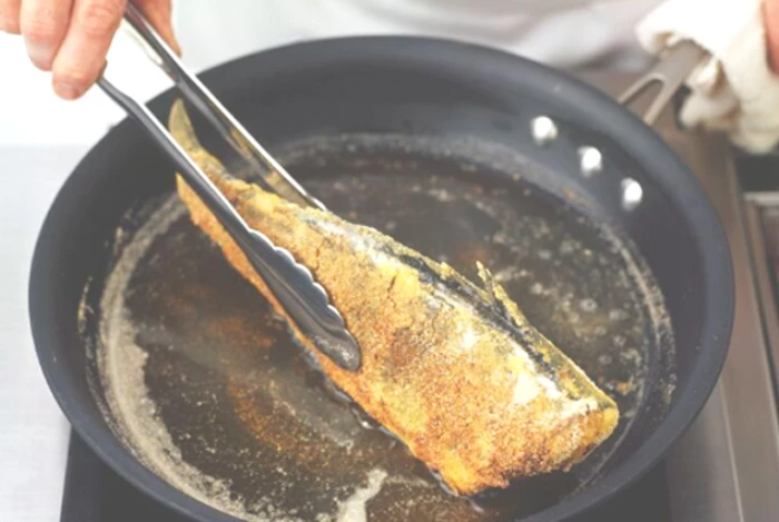 Nguyên tắc 'chảo nóng, dầu lạnh' khi rán cá