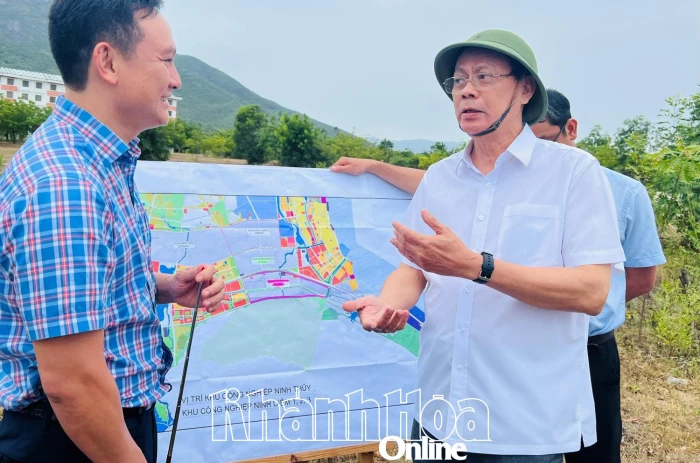 Phó Bí thư Tỉnh ủy Nguyễn Đức Thanh khảo sát Khu Kinh tế Vân Phong
