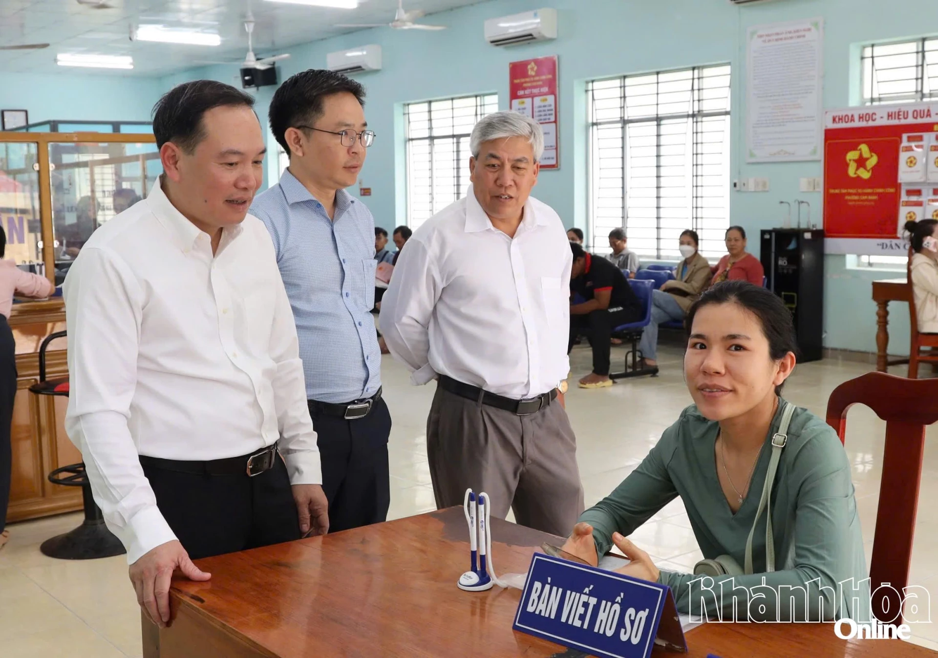 Phó  Bí  thư  Tỉnh  ủy  Hồ  Xuân  Trường  kiểm  tra  Trung  tâm  Phục  vụ  hành  chính công phường Cam Ranh