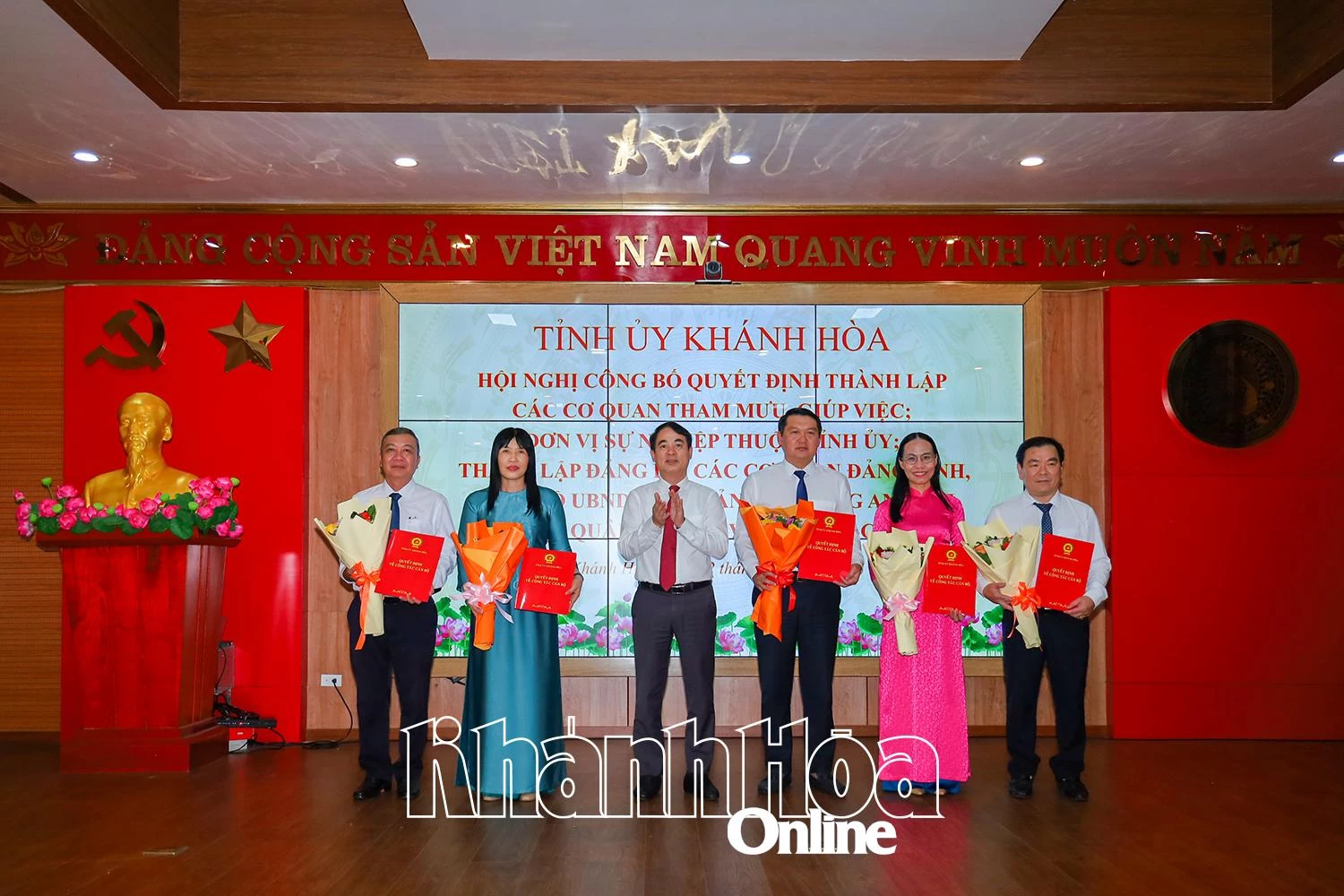 Ông Nghiêm Xuân Thành - Ủy viên Trung ương Đảng, Bí thư Tỉnh ủy trao quyết định thành lập Ban Nội chính Tỉnh ủy.