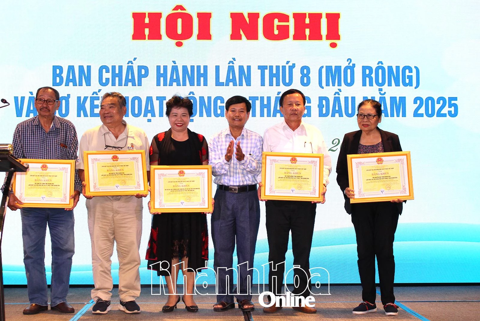 Trao bằng khen cho các tập thể.