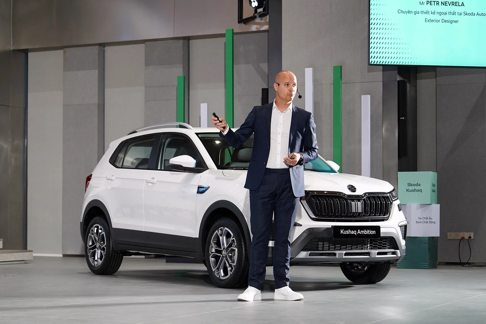 Chuyên gia của Skoda toàn cầu giới thiệu về Kushaq sản xuất tại Việt Nam. Ảnh: Hoàng Linh