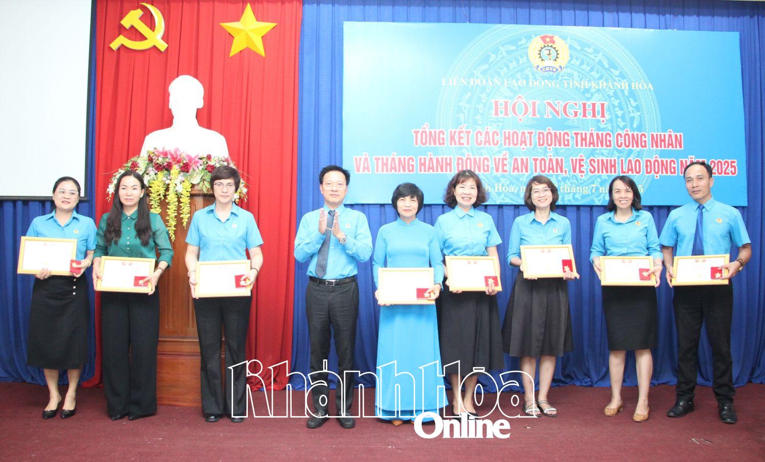 Ông Phan Thanh Liêm – Phó Chủ tịch UBMTTQ Việt Nam tỉnh, Chủ tịch Liên đoàn Lao động tỉnh trao kỷ niệm chương cho các cá nhân.