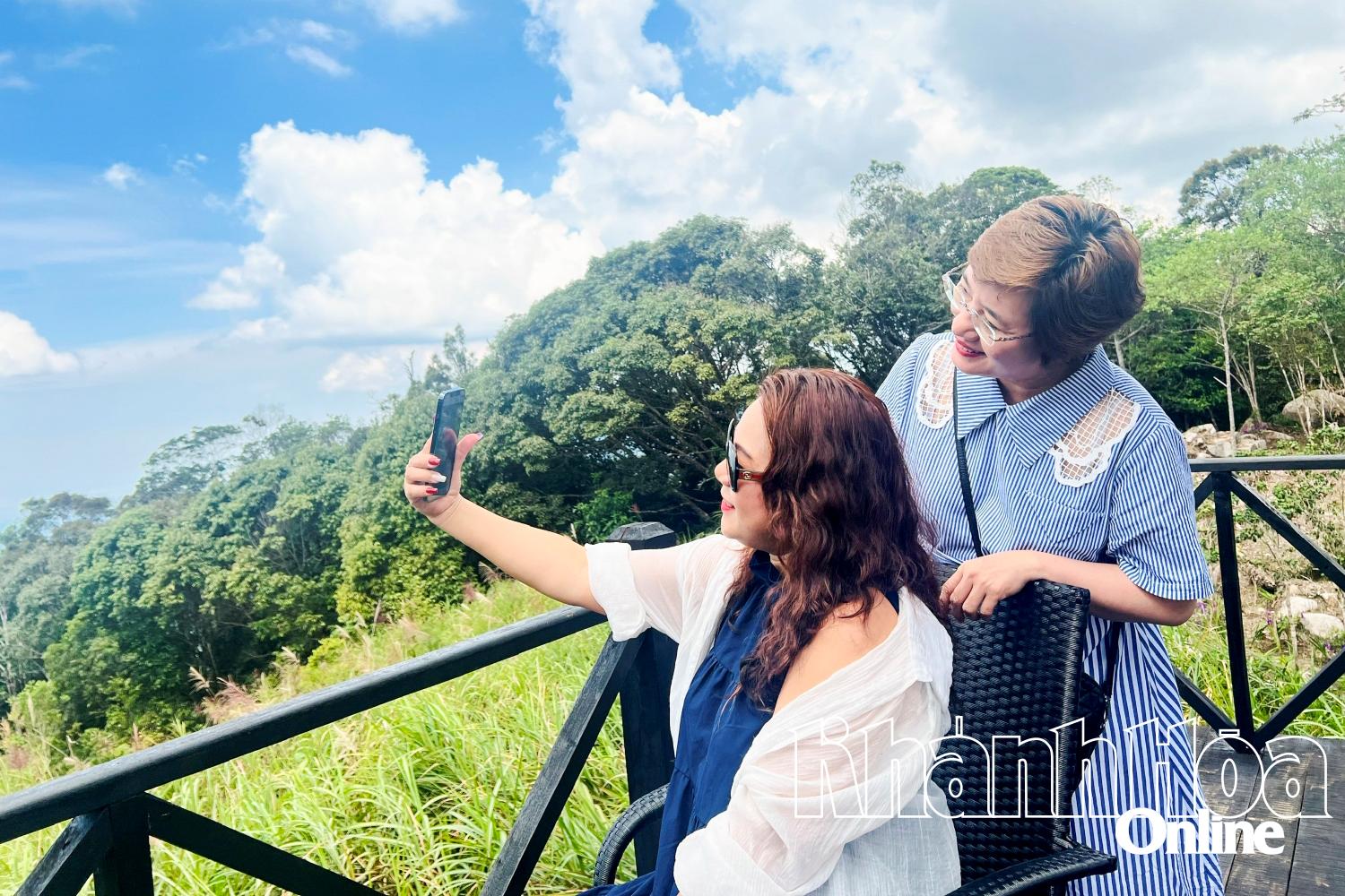 Du khách chụp ảnh check-in khi tham quan Hòn Bà.