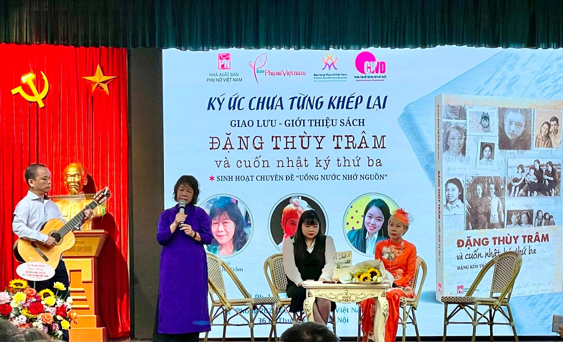 Bà Đặng Kim Trâm - em gái bác sĩ, liệt sĩ Đặng Thùy Trâm, thể hiện ca khúc về nữ bác sĩ và chia sẻ câu chuyện xung quanh cuốn sách. Ảnh: Thụy Du