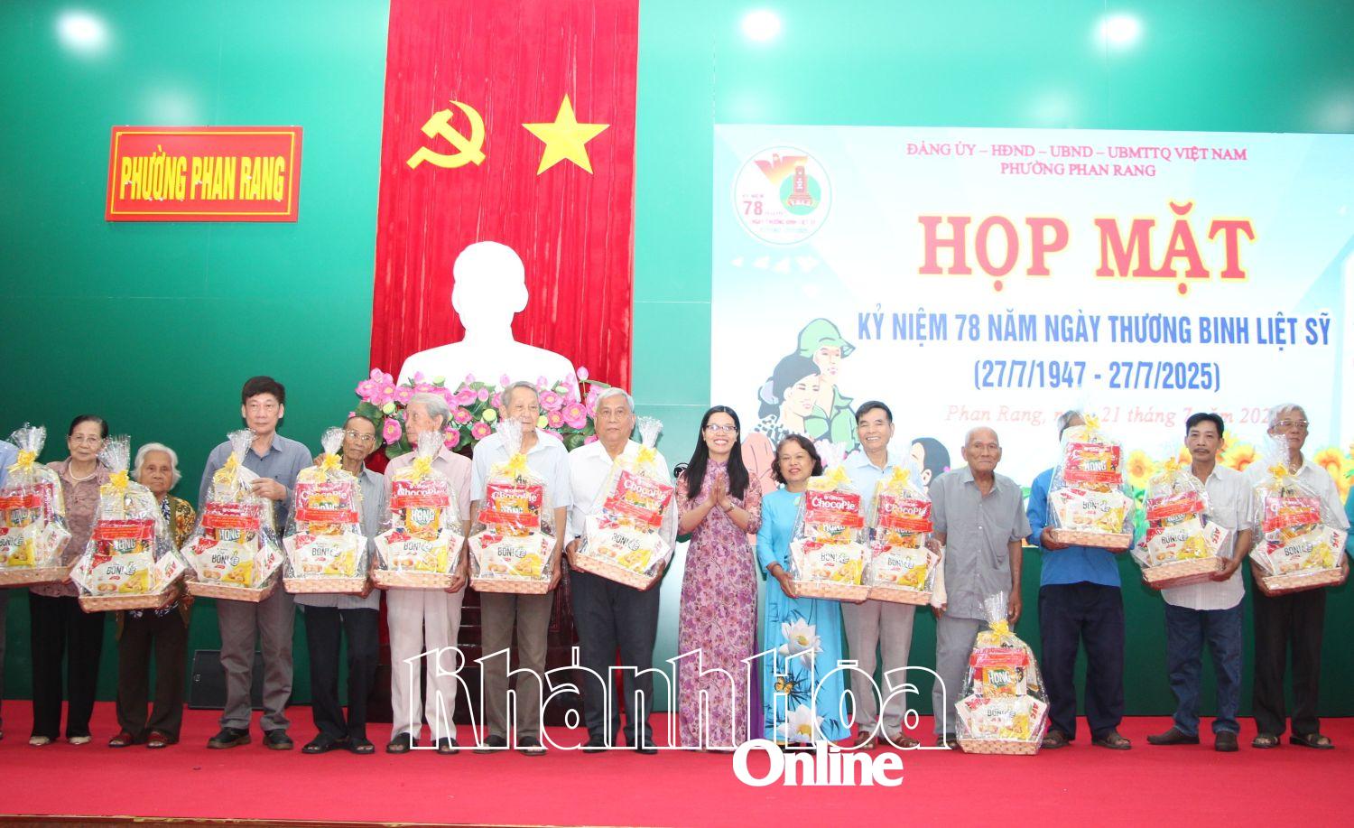 Lãnh đạo phường Phan Rang trao quà tri ân người có công với cách mạng tiêu biểu.