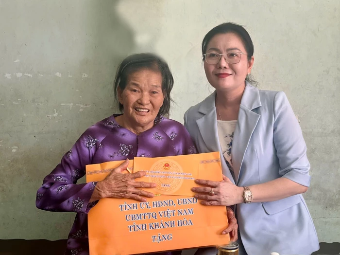 Phó Chủ tịch HĐNĐ tỉnh Phạm Thị Xuân Trang thăm, tặng quà các gia đình chính sách