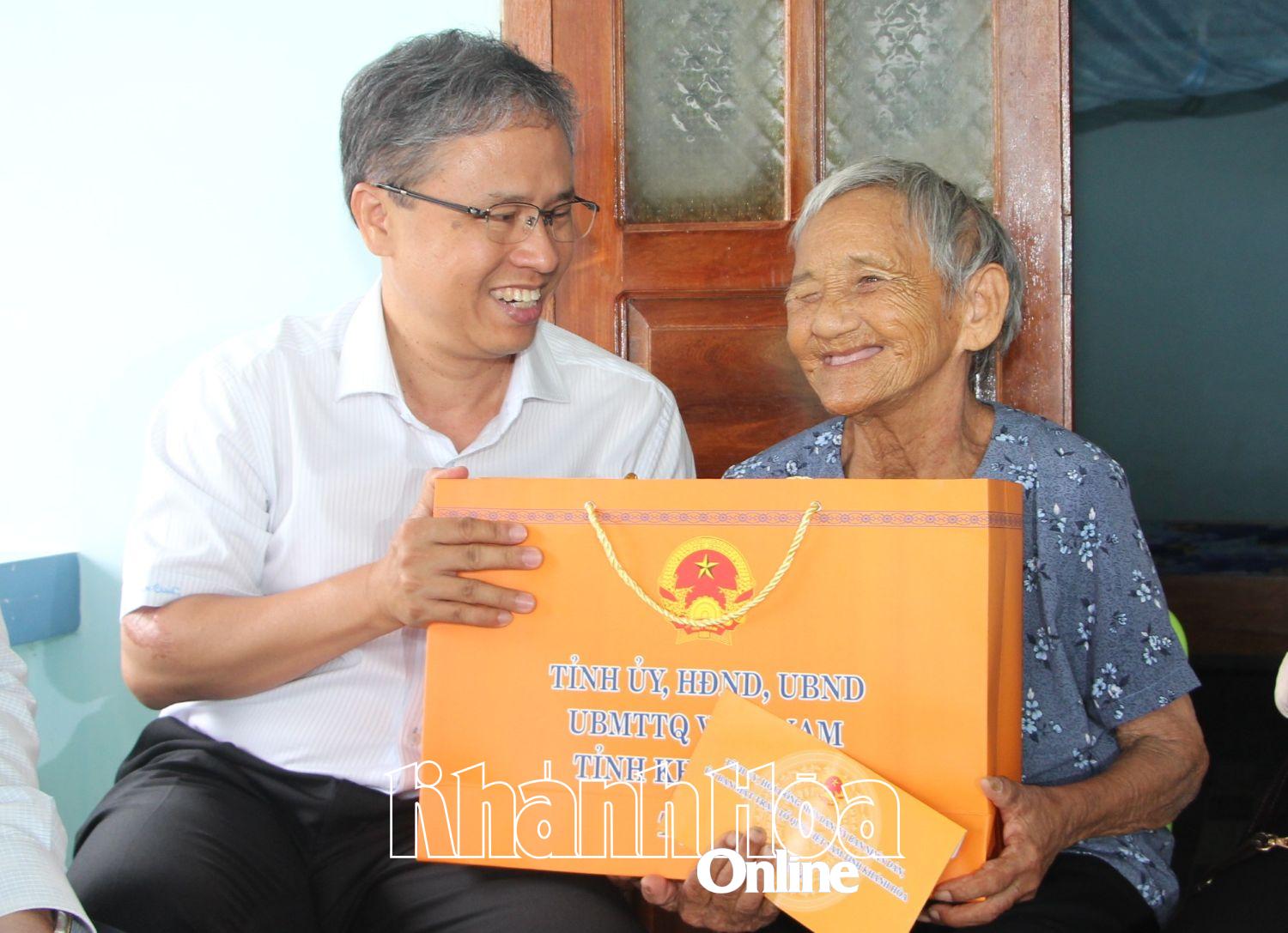 Phó Chủ tịch UBND tỉnh Trần Hòa Nam thăm hỏi, tặng quà tại gia đình bà Phạm Thị Dơn.
