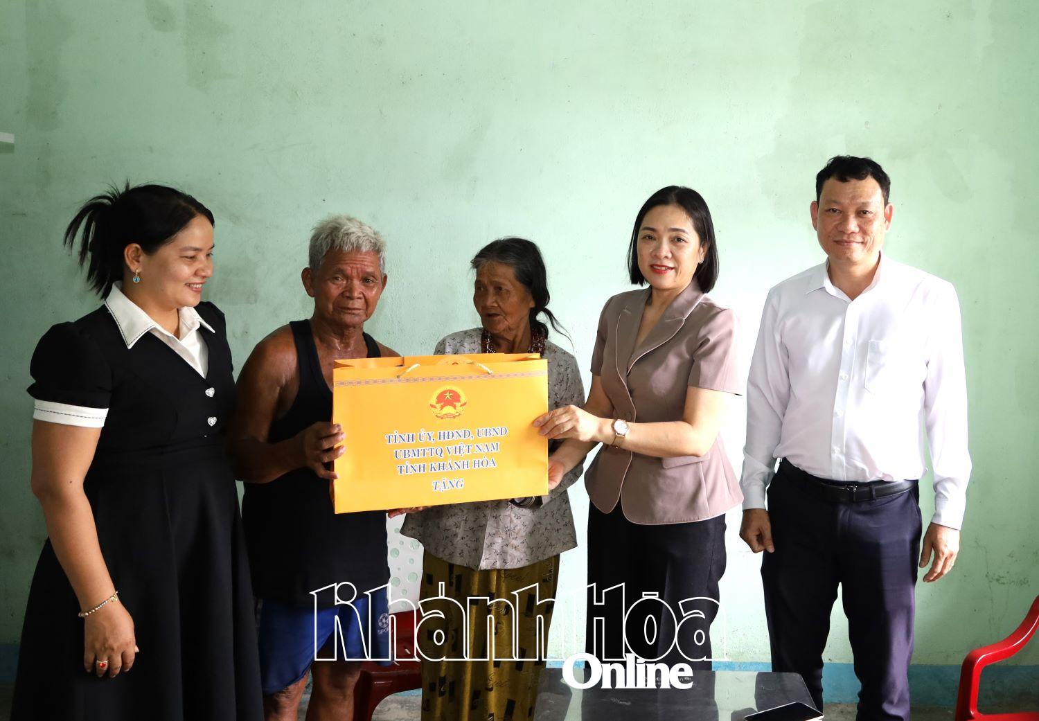 Đoàn công tác tặng quà cho bà Cà Phân C