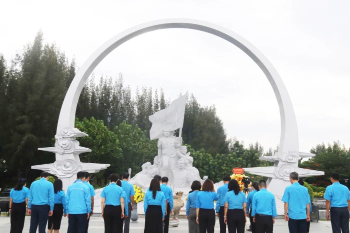 Liên đoàn Lao động tỉnh dâng hương, dâng hoa tại Khu tưởng niệm chiến sĩ Gạc Ma