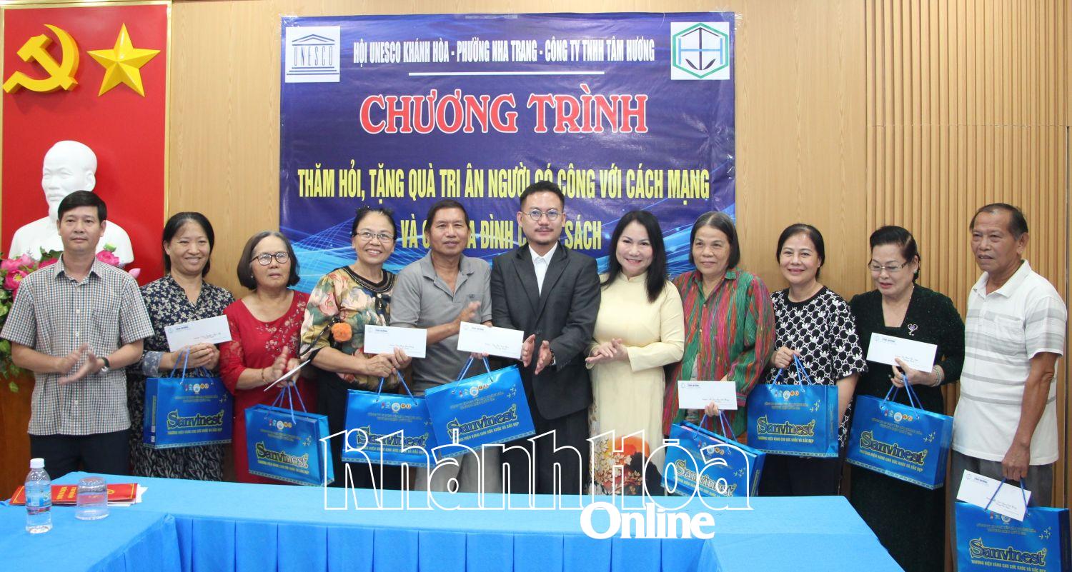 Đại diện Hội UNESCO tỉnh và Công ty TNHH Tâm Hương trao quà tri ân người có công với cách mạng phường Nha Trang.