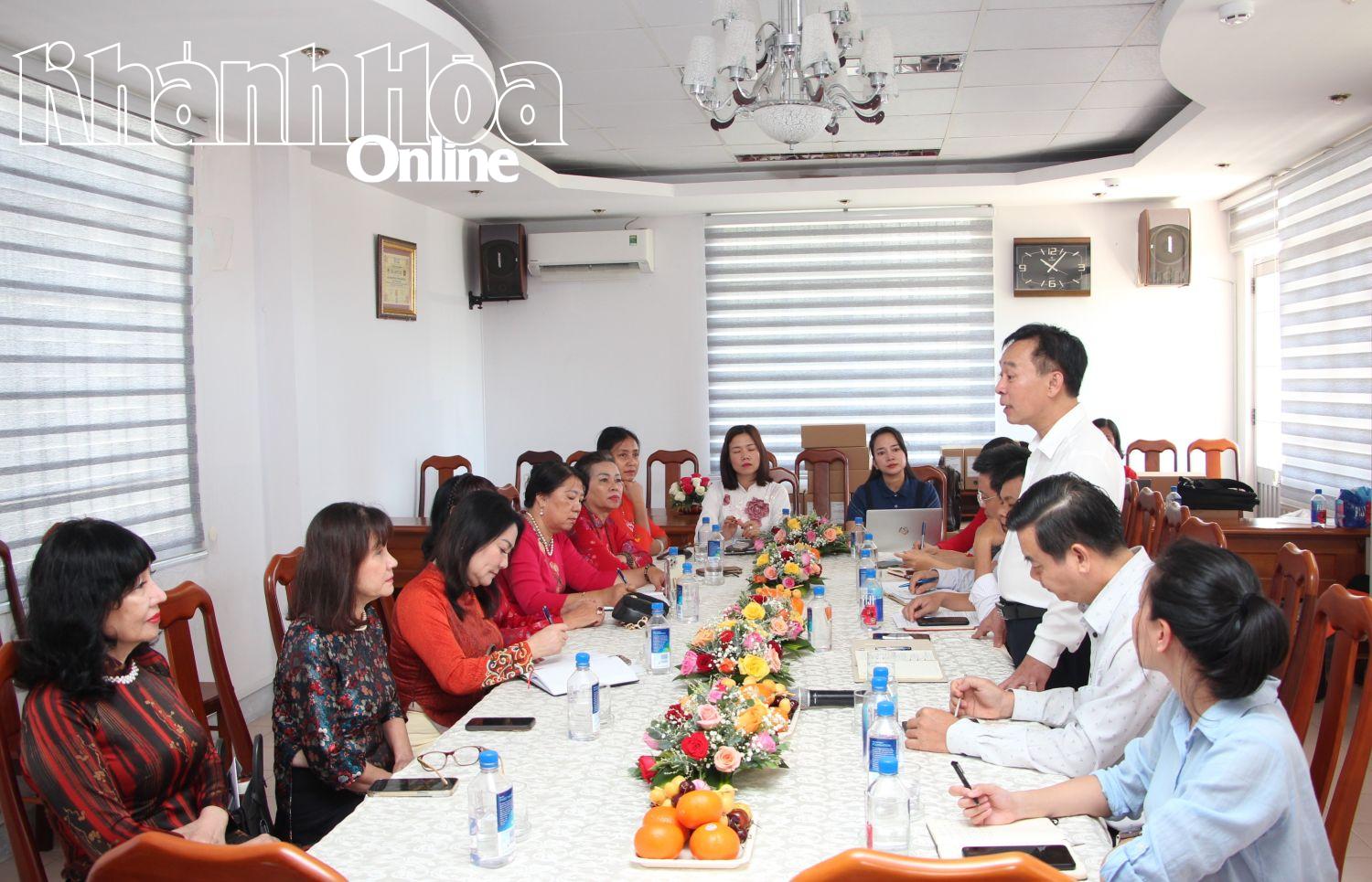 Lãnh đạo Trung tâm Xúc tiến Đầu tư, Thương mại và Du lịch tỉnh phát biểu tại buổi làm việc.