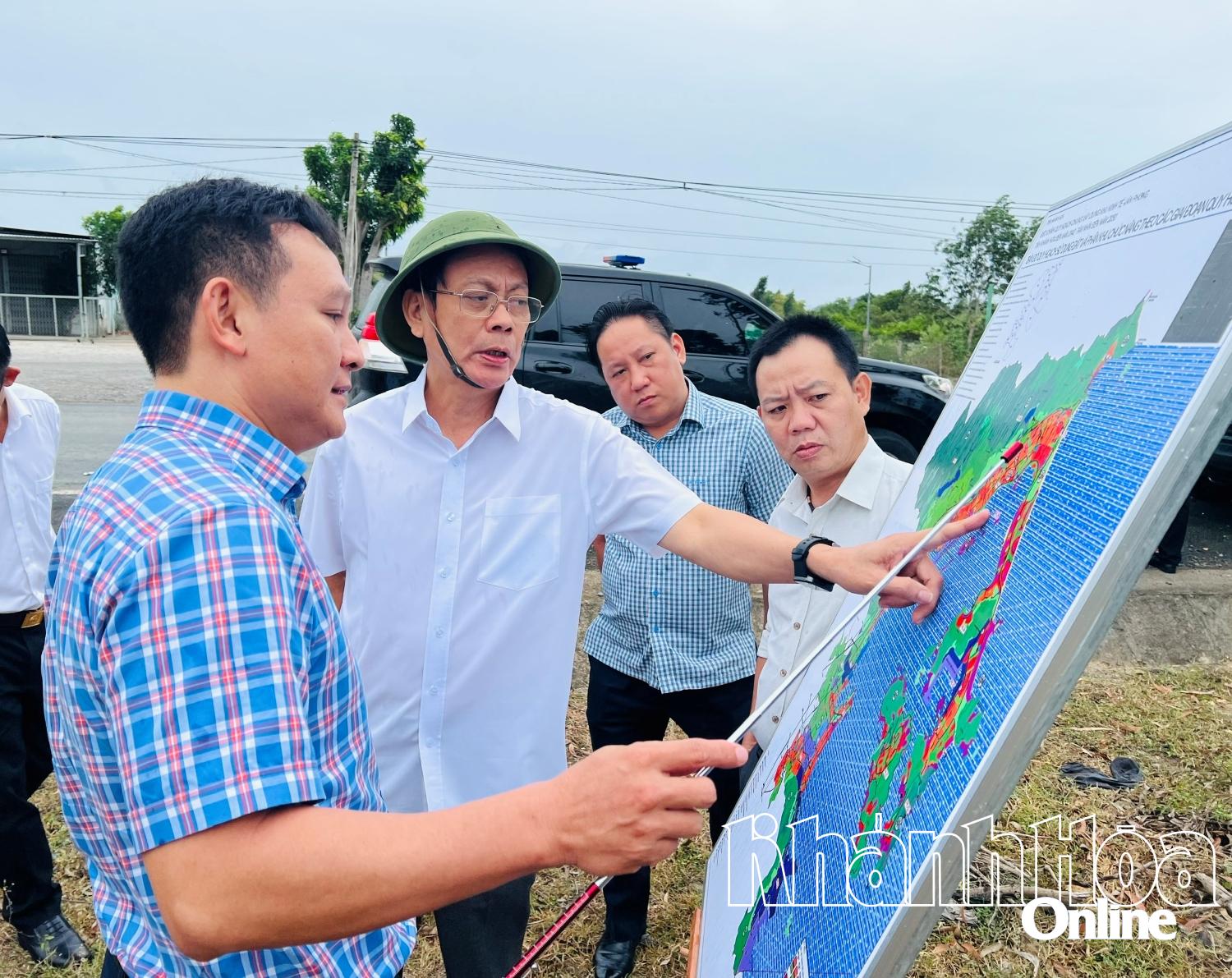 Phó Bí thư Tỉnh ủy Nguyễn Đức Thanh nghe lãnh đạo Ban quản ly Khu kinh tế Vân Phong báo cáo về quy hoạch tổng thể của khu Kinh tế Vân Phong