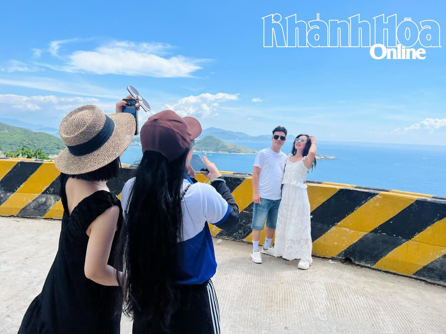 Tourists posing for photos on Vinh Hy pass

