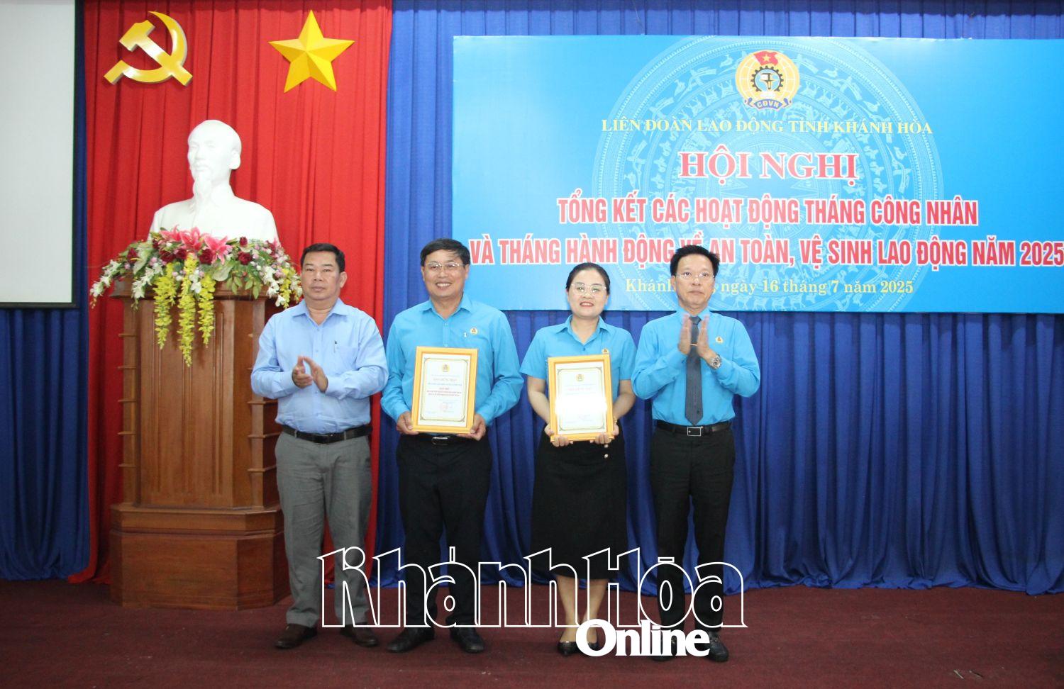 Ông Phan Thanh Liêm – Phó Chủ tịch UBMTTQ Việt Nam tỉnh, Chủ tịch Liên đoàn Lao động tỉnh và ông Nguyễn Thành Sơn - Phó Giám đốc Sở Nội vụ trao giải nhất cho 2 tập thể Cuộc thi trực tuyến “Tìm hiểu về An toàn, vệ sinh lao động” năm 2025.