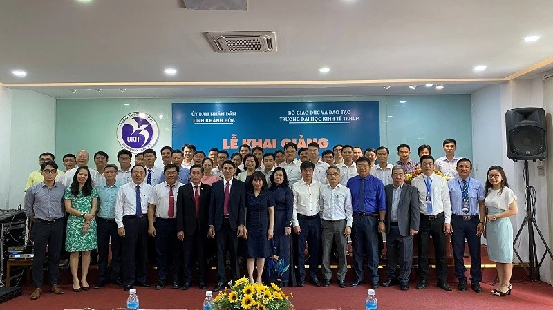 Khai giảng chương trình đào tạo trình độ thạc sĩ Quản lý đô thị thông minh và sáng tạo cùng UBND tỉnh Khánh Hòa