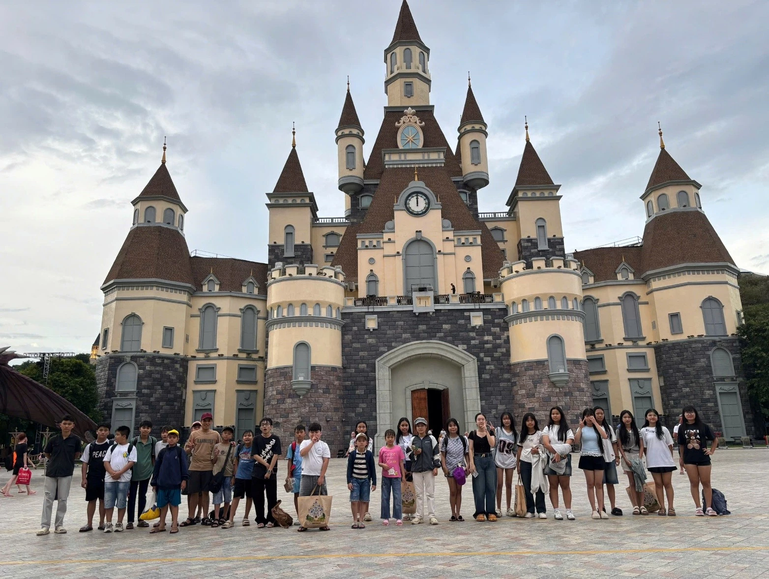 Hoạt động dã ngoại tại Khu du lịch Vinpearl (TP. Nha Trang, Khánh Hòa)