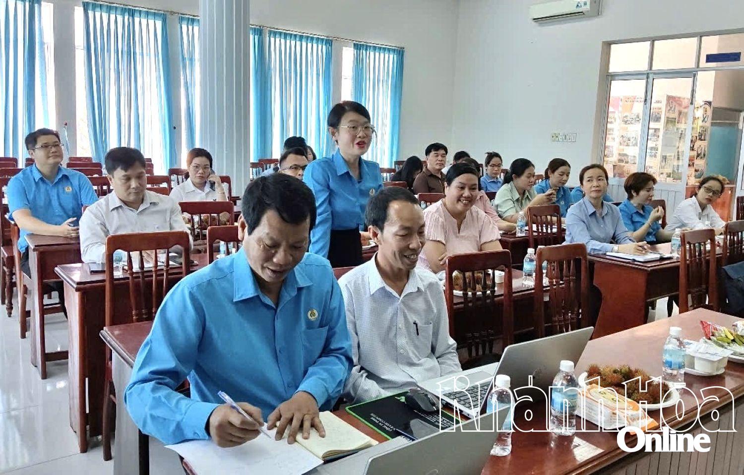 Các công đoàn cơ sở phát biểu kiến nghị tại hội nghị.