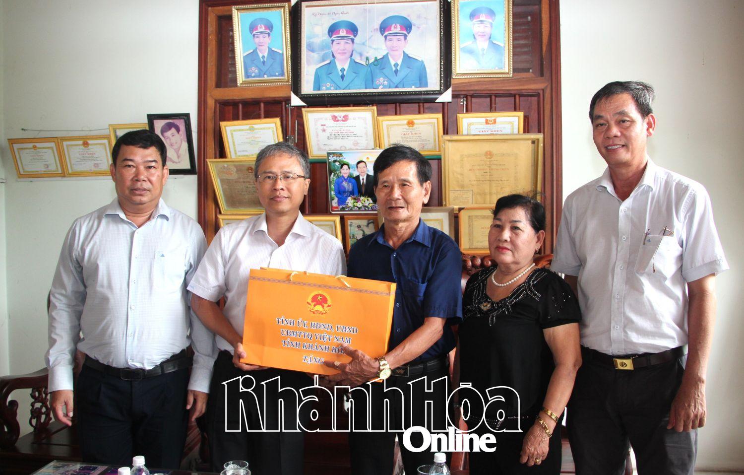 Phó Chủ tịch UBND tỉnh Trần Hòa Nam thăm hỏi, tặng quà tại gia đình ông Mai Văn Minh.