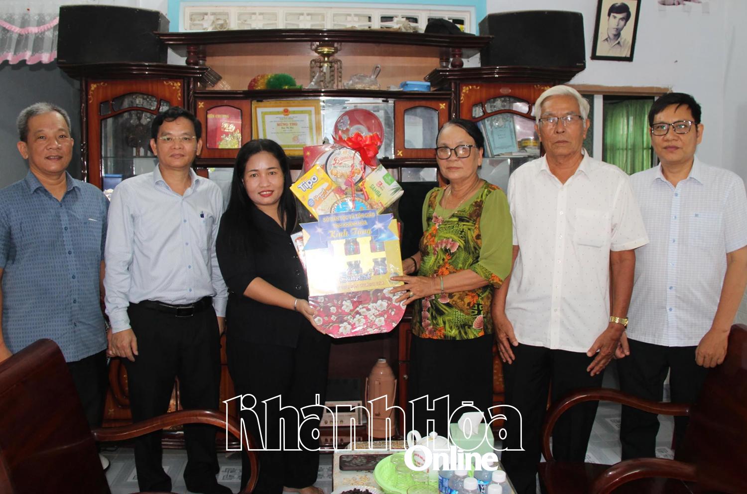 Lãnh đạo Sở Dân tộc và Tôn giáo thăm, tặng quà ông Đàng Trái - Chủ tịch Hội đồng Tinh thần tôn giáo Baha’i.