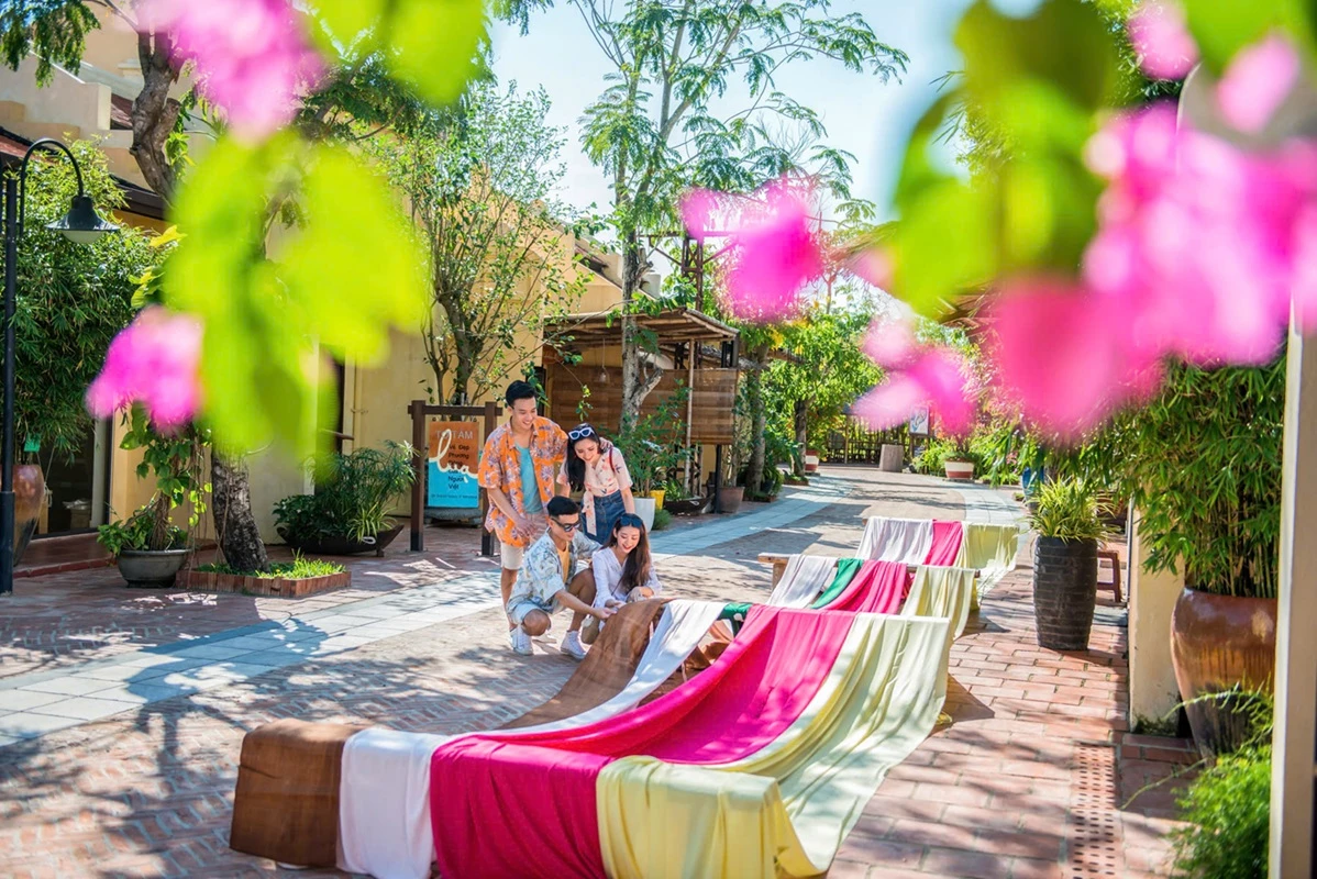 Khám phá “Tinh hoa làng nghề Việt” bằng những trải nghiệm mới lạ, sáng tạo. Ảnh: VinWonders.