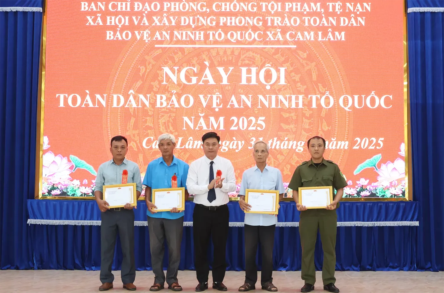 Lãnh đạo UBND xã Cam Lâm tặng giấy khen cho các tập thể.