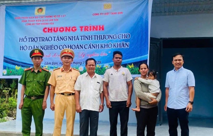 Đội Cảnh sát giao thông đường bộ số 1/27 trao tặng nhà tình thương cho hộ nghèo