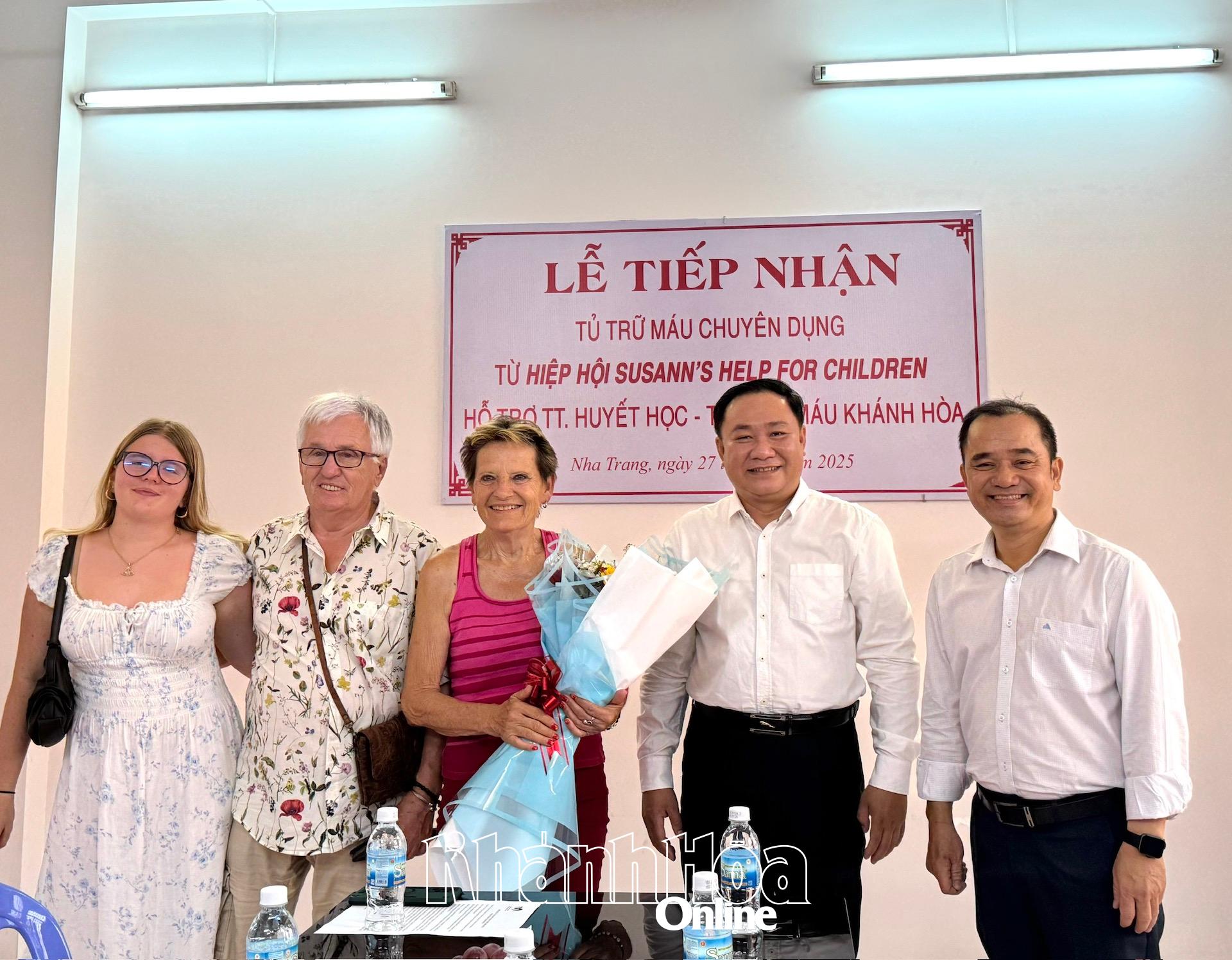 Lãnh  đạo  Sở Y tế và Trung tâm Huyết học - Truyền  máu  tỉnh  tặng hoa  cảm ơn nhà tài trợ