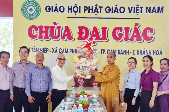 Phường Ba Ngòi: Thăm, tặng quà 13 cơ sở tôn giáo