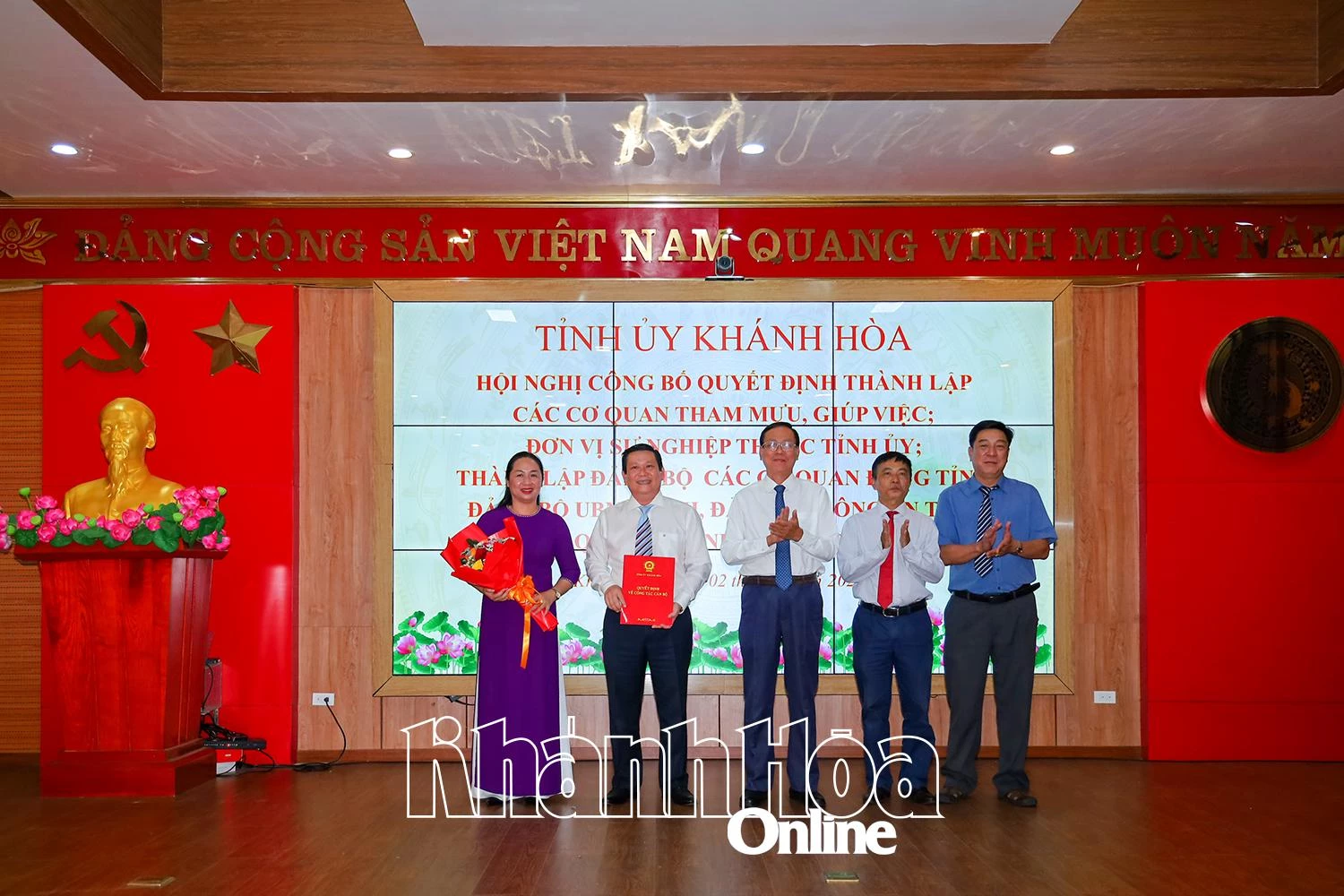 Ông Nguyễn Đức Thanh - Ủy viên Trung ương Đảng, Phó Bí thư Tỉnh ủy trao quyết định thành lập Cơ quan UBKT Tỉnh ủy.
