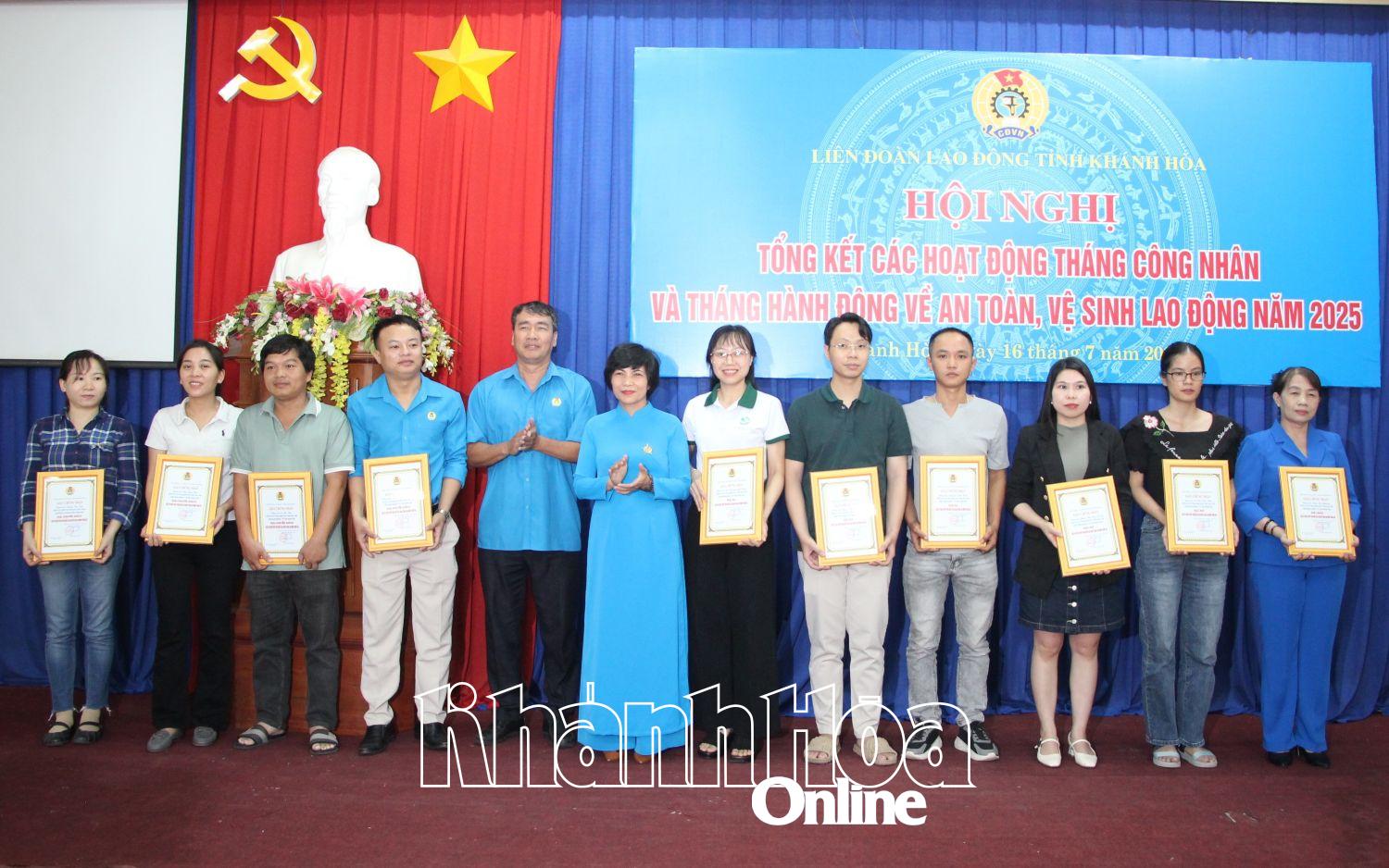 Lãnh đạo Liên đoàn Lao động tỉnh trao giải cho các cá nhân đạt giải Cuộc thi trực tuyến “Tìm hiểu về An toàn, vệ sinh lao động” năm 2025.