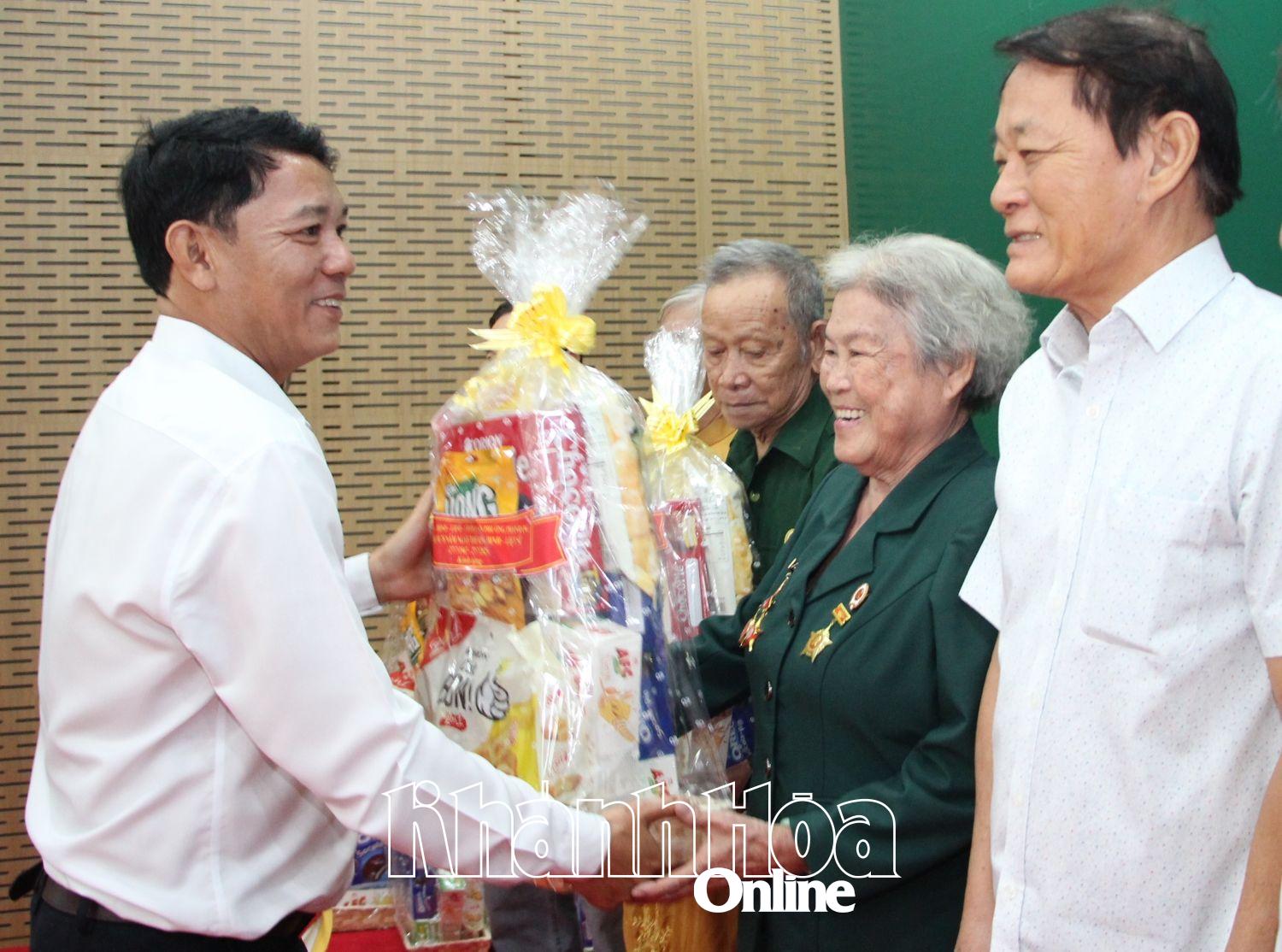 Lãnh đạo phường Phan Rang trao quà cho người có công với cách mạng tiêu biểu.