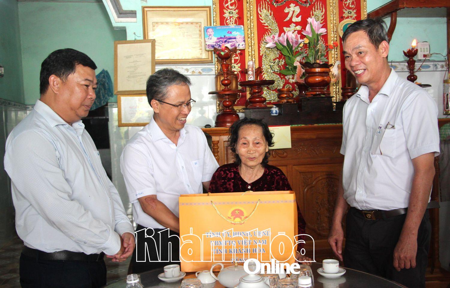 Phó Chủ tịch UBND tỉnh Trần Hòa Nam thăm hỏi, tặng quà tại gia đình bà Trần Thị Ngạn.