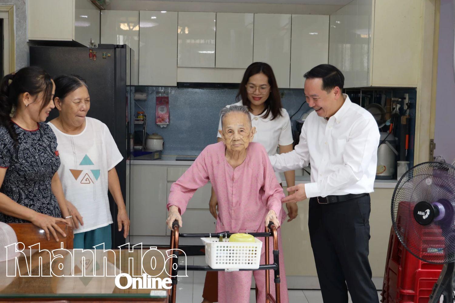 Phó Bí thư Tỉnh ủy Hồ Xuân Trường ân cần thăm hỏi bà Hoàng Thị Đóa.