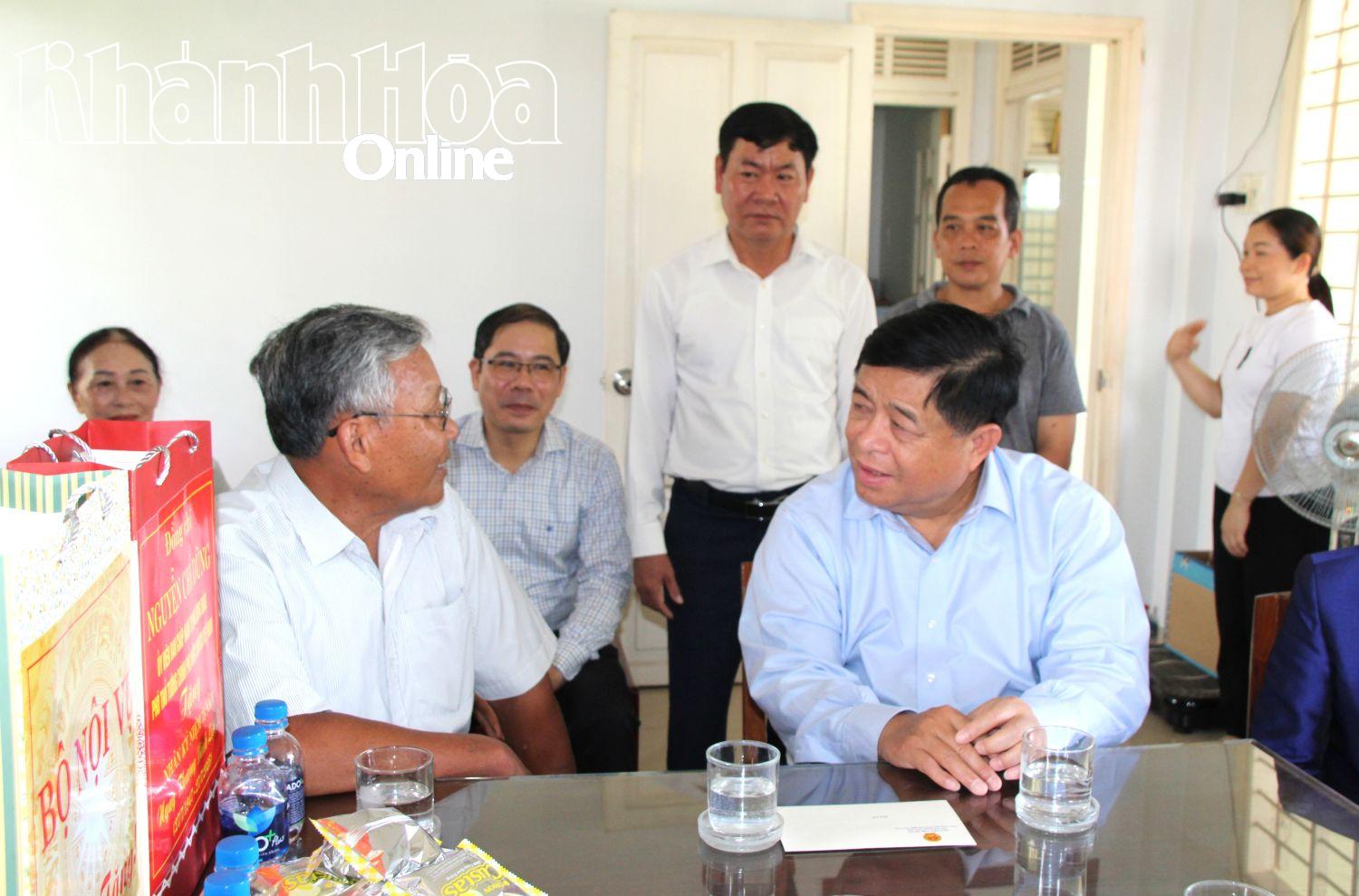 Phó Thủ tướng Nguyễn Chí Dũng thăm hỏi đời sống của gia đình ông Nguyễn Quang Vinh (Ảnh: Hồng Lâm).