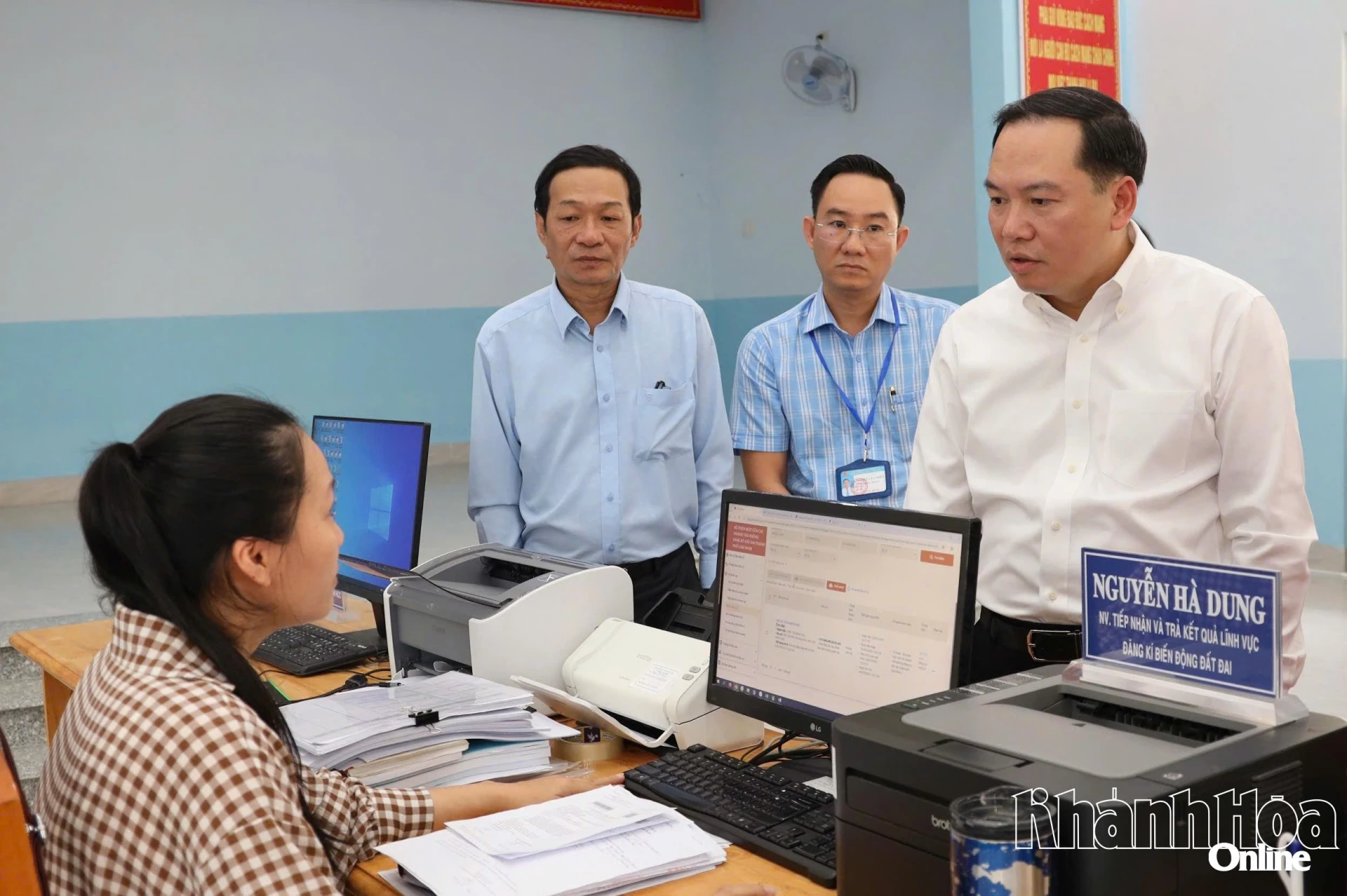 Phó  Bí  thư  Tỉnh  ủy  Hồ  Xuân  Trường  kiểm tra việc  giải quyết thủ tục hành chính  của  công  chức  tại  Trung  tâm  Phục  vụ  hành  chính  công  phường  Cam Linh