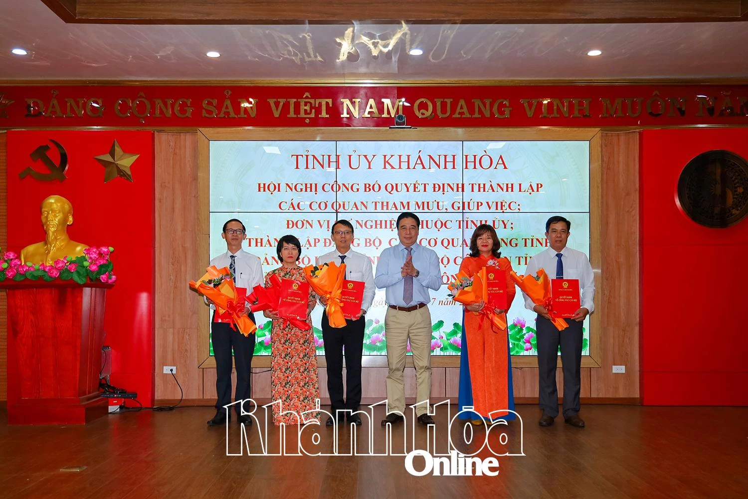 Ông Nguyễn Khắc Toàn - Phó Bí thư Thường trực Tỉnh ủy, Chủ tịch HĐND tỉnh trao quyết định thành lập Văn phòng Tỉnh ủy.