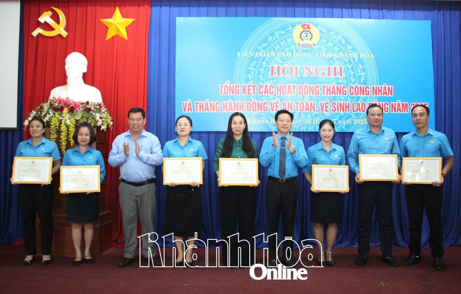 Ông Phan Thanh Liêm – Phó Chủ tịch UBMTTQ Việt Nam tỉnh, Chủ tịch Liên đoàn Lao động tỉnh và ông Nguyễn Thành Sơn - Phó Giám đốc Sở Nội vụ trao bằng khen cho những tập thể có nhiều đóng góp.