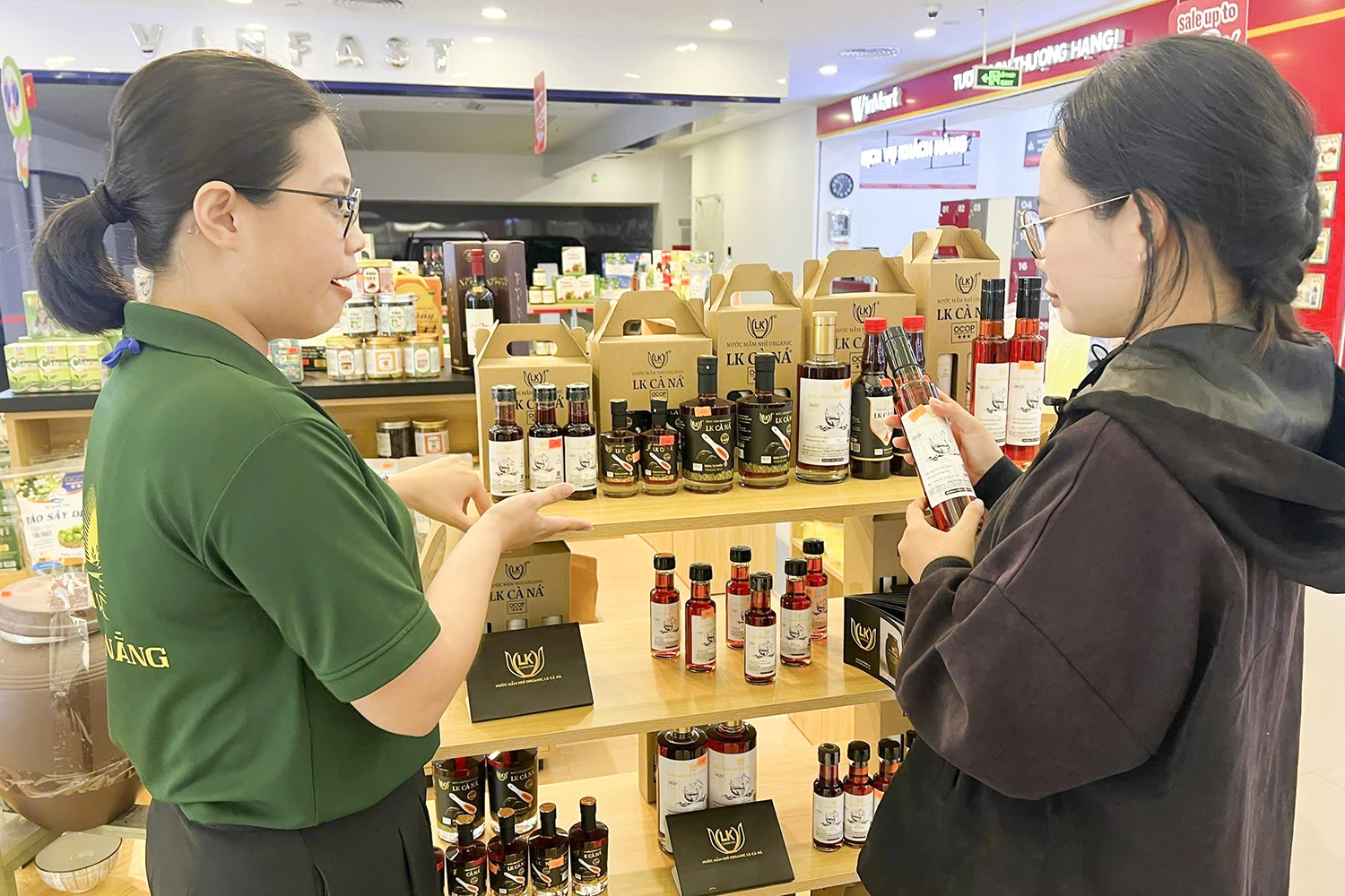 Khách tham quan, tìm hiểu các sản phẩm OCOP vùng đất phía nam Khánh Hòa tại điểm bán hàng của Sao Kim Investment.

