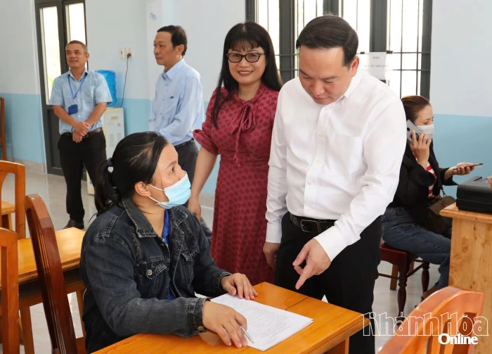 Phó Bí thư Tỉnh ủy Hồ Xuân Trường kiểm tra tình hình hoạt động Trung tâm Phục vụ hành chính công của 2 phường Cam Ranh và Cam Linh