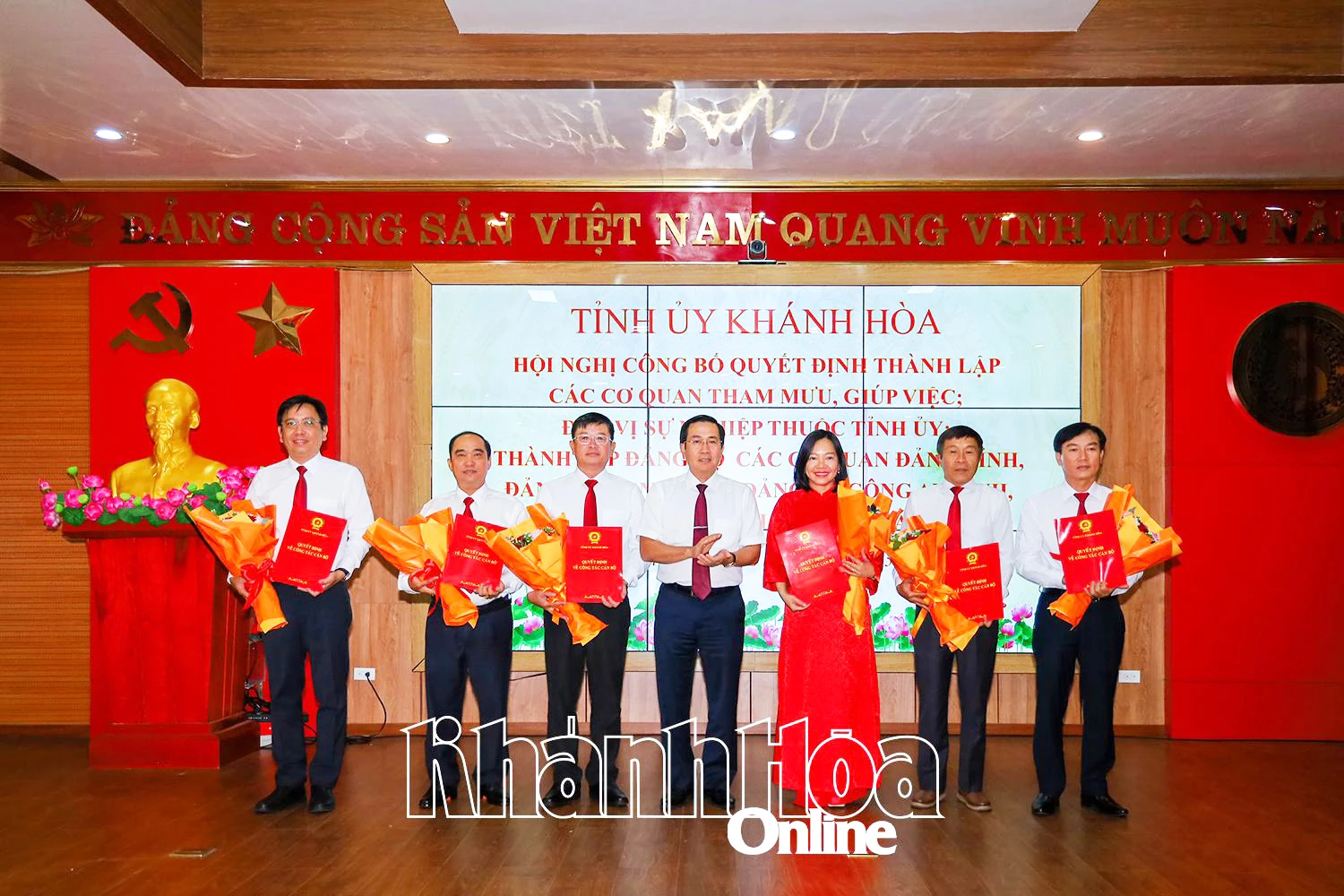 Ông Phạm Văn Hậu - Phó Bí thư Tỉnh ủy, Chủ tịch UBMTTQ Việt Nam tỉnh trao quyết định thành lập Báo và Phát thanh, truyền hình Khánh Hòa.
