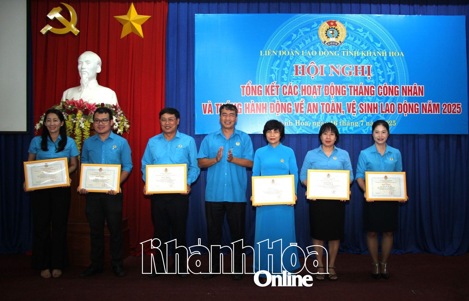 Ông Nguyễn Hữu Hòa - Phó Chủ tịch Liên đoàn Lao động tỉnh trao bằng khen cho những cá nhân có nhiều đóng góp.