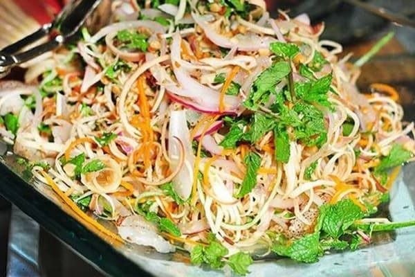 Món gỏi thịt vịt hoa chuối mang đến hương vị thanh mát.